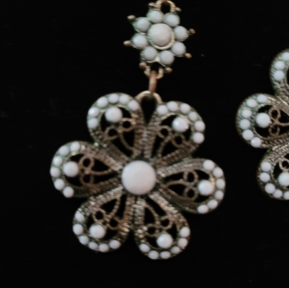 Boho Flower‎ Dangle Earrings White Gold Tone Floral Drop Earrings - Picture 2 of 3